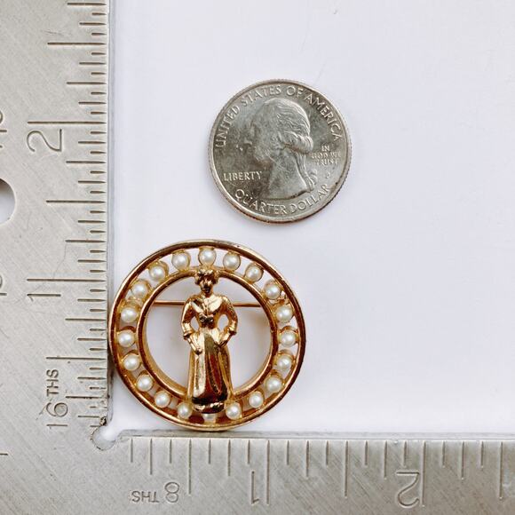 VTG Sarah Coventry Manager Award Pin Woman Faux Pearl Circle Gold Tone MC Brooch - Picture 9 of 9